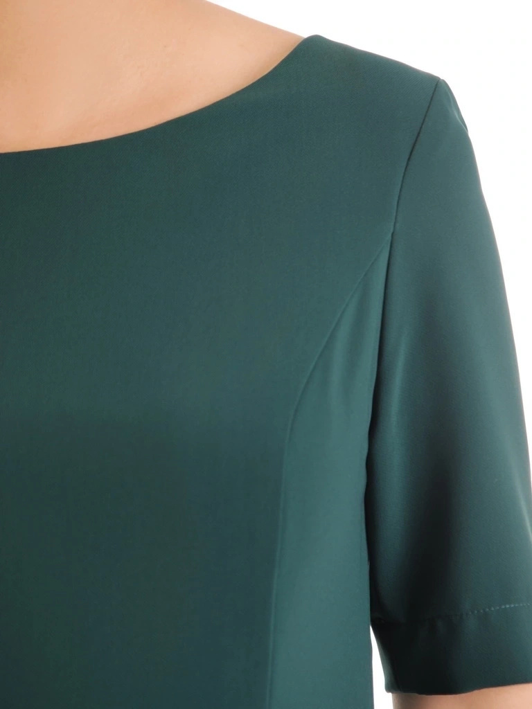 Elegancka sukienka trapezowa w kolorze butelkowej zieleni – pionowe zaszewki wysmuklające sylwetkę 34703