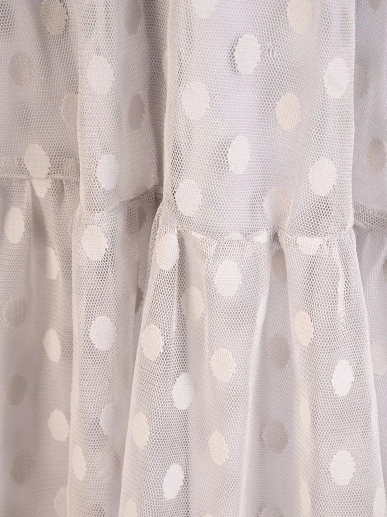 Szara sukienka midi w groszki rozkloszowana – zwiewny fason z dekoltem w serek i falbaną 30284