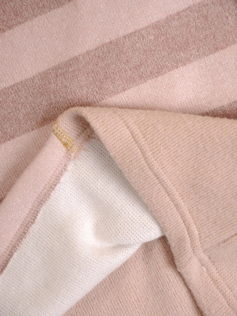 Klasyczny beżowy sweter w paski – fason kimono optycznie modelujący sylwetkę na co dzień 34826