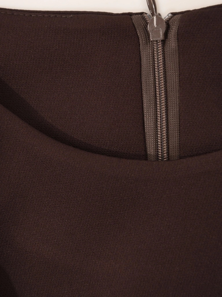 Elegancka brązowa sukienka damska midi na jesień – prosty fason z naszywanymi kwiatami i rękawem 3/4 40970