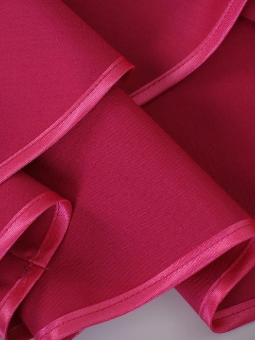 Fuksjowa sukienka rozkloszowana bez rękawów na wesele – model z wyszczuplającymi przeszyciami i dekoltem w serek 13693