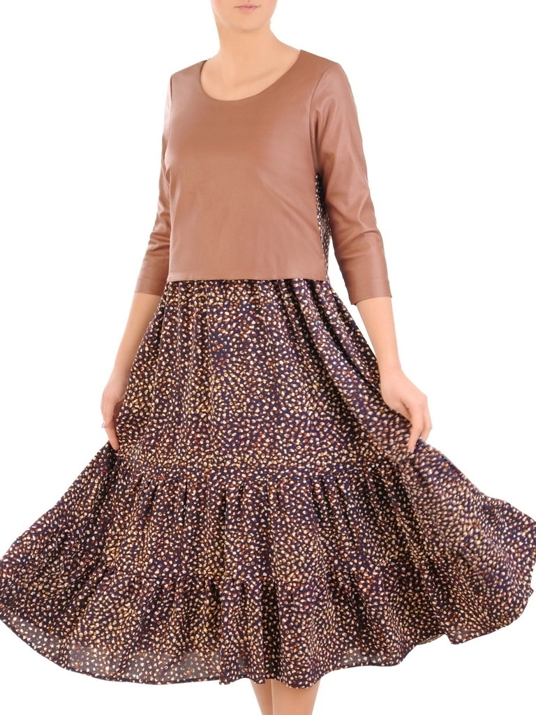 Elegancka sukienka rozkloszowana midi w brązowy wzór – szykowny fason tuszujący biodra 31382