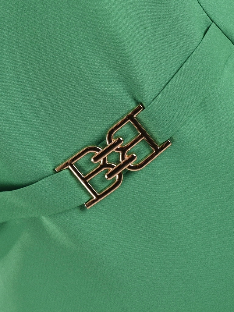Elegancka szmaragdowa sukienka midi o prostym fasonie – z wyszczuplającymi przeszyciami i efektowną klamrą 40073