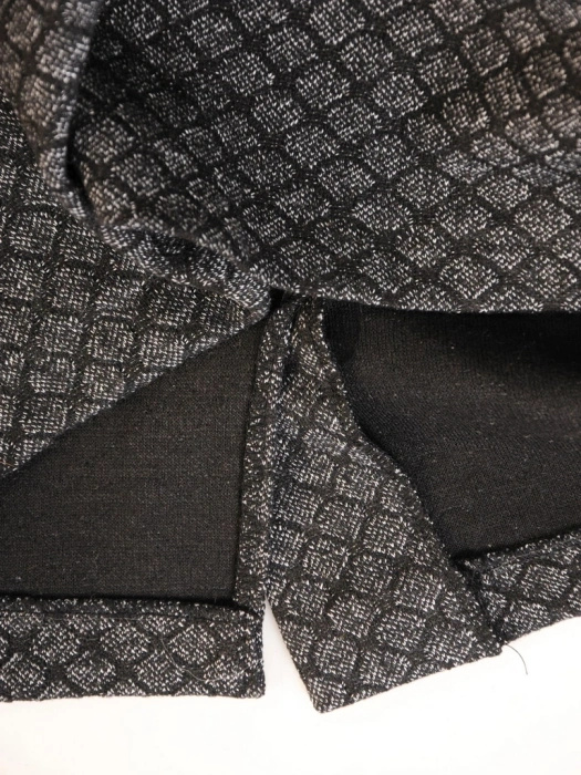 Elegancka prosta sukienka midi w szarą kratę – efektowna baskinka podkreślająca linię talii 34812