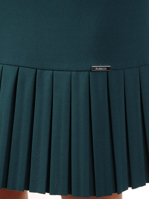 Zielona sukienka z dzianiny, kreacja z ozdobnymi kontrafałdami 24066