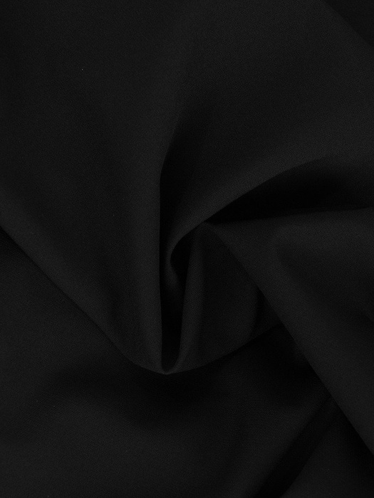 Czarna suknia z efektownym rozcięciem 18291, nowoczesna kreacja wieczorowa.