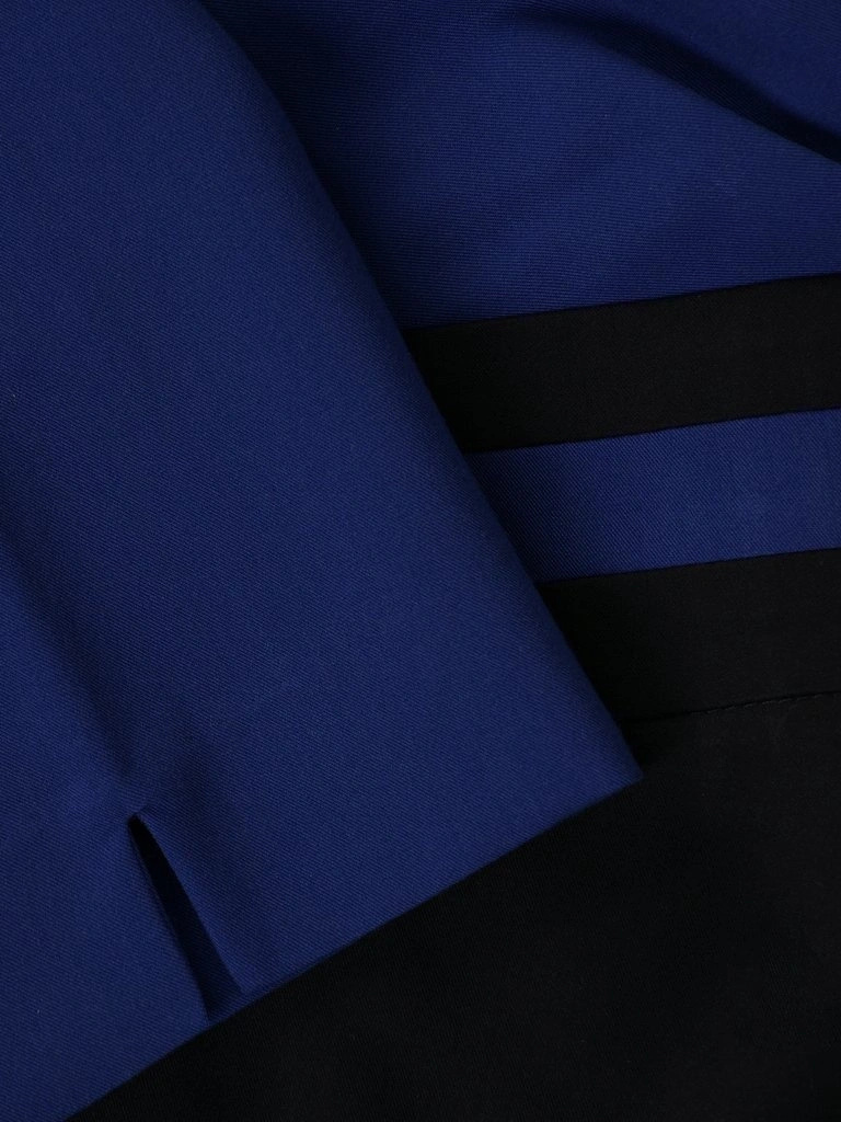 Prosta chabrowo-czarna sukienka midi z marszczeniem – efektownie wysmuklający fason z rękawem 3/4 2690