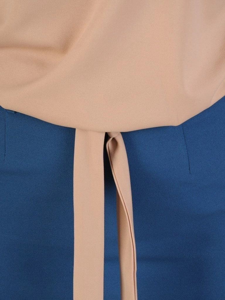 Lazurowo-beżowa sukienka midi o prostym kroju – kobiecy model z paskiem modelującym sylwetkę 28619