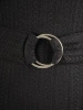 Elegancka czarna sukienka ołówkowa midi – wysmuklający fason z paskiem podkreślającym talię 34159