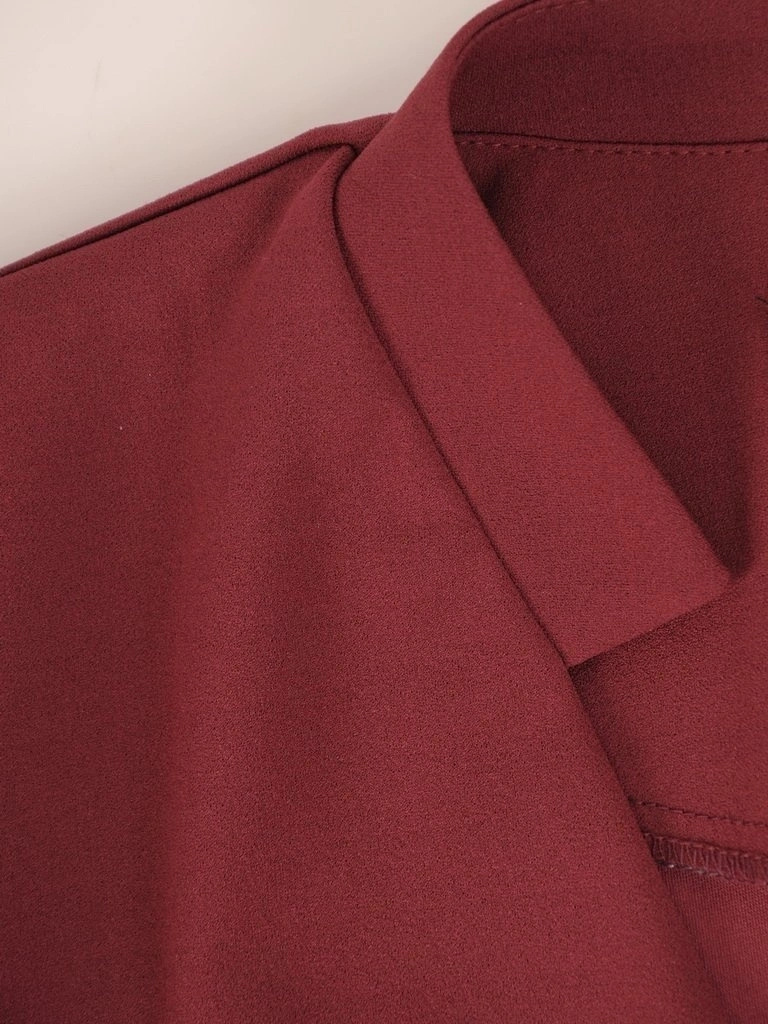 Bordowa sukienka asymetryczna z krótkim rękawem i zamkiem – wyszczuplające przeszycia oraz kieszenie 27921