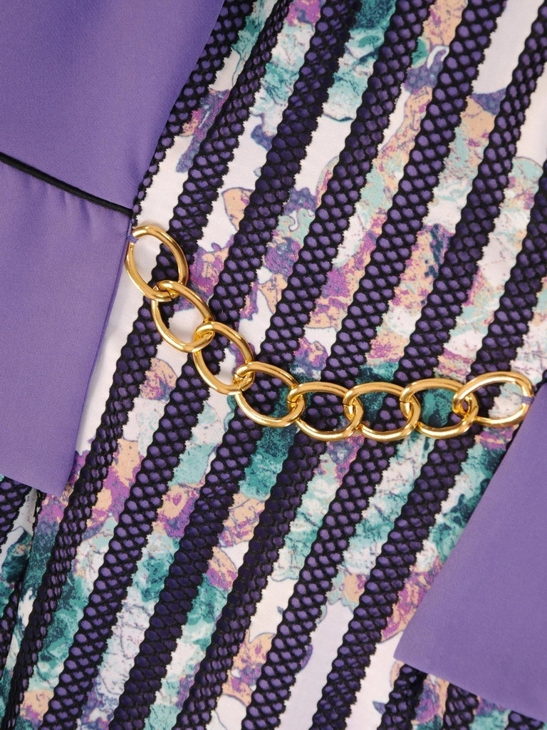 Elegancka fioletowa sukienka wizytowa w paski – prosty fason z imitacją żakietu 33201