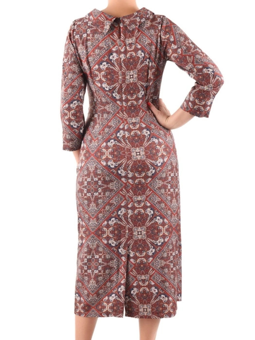 Prosta sukienka midi w wzory beżowo-brązowe – elegancki model z kołnierzykiem i paskiem 40390