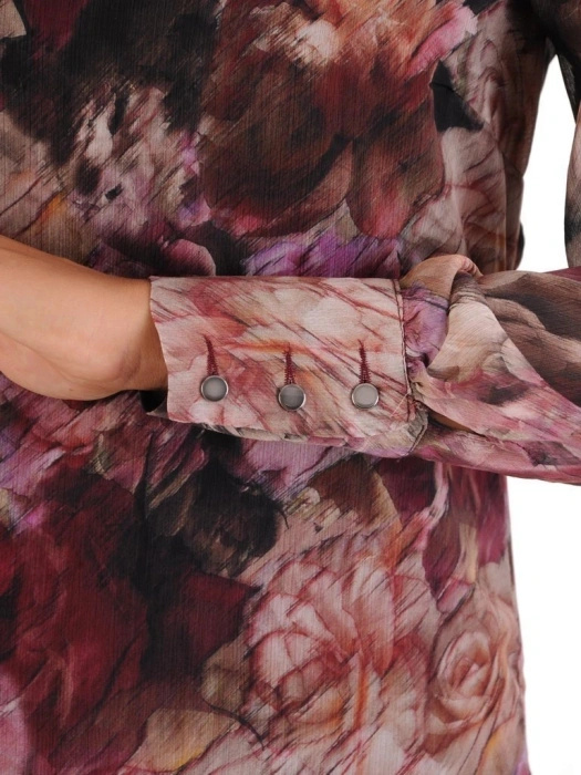 Śliwkowa sukienka wizytowa midi w kwiaty – wysmuklający fason z ozdobnym kołnierzykiem 27339