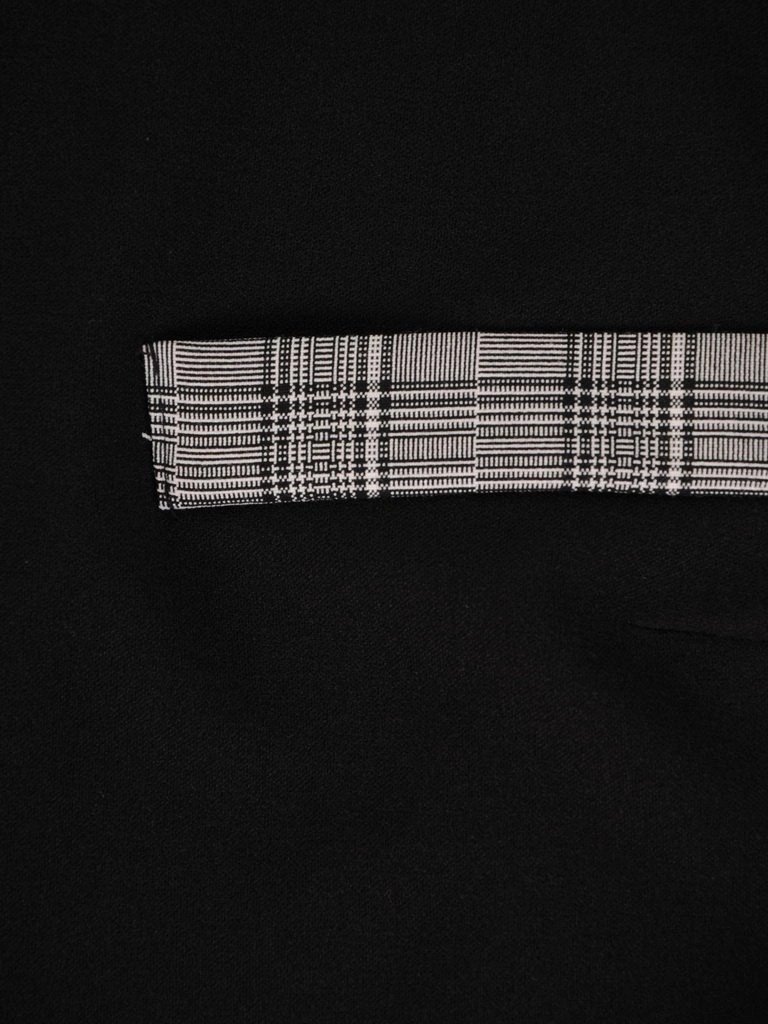 Elegancka sukienka trapezowa midi w kratkę – fason tuszujący biodra ze stójką 27427