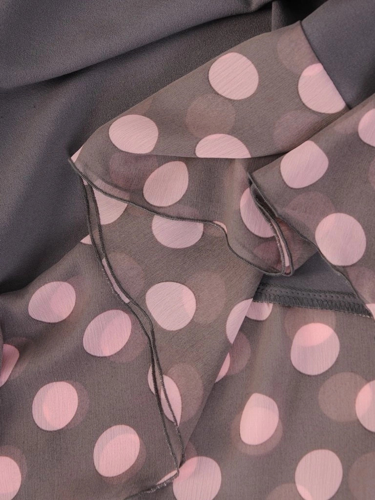 Elegancka sukienka trapezowa midi w groszki – swobodny fason z falbaną przy rękawach 28610
