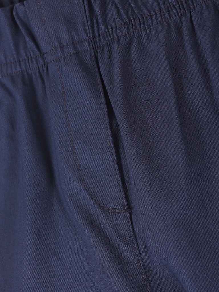 Granatowe spodnie damskie z prostymi nogawkami – uniwersalny element garderoby, idealny dla sylwetki plus size 37637