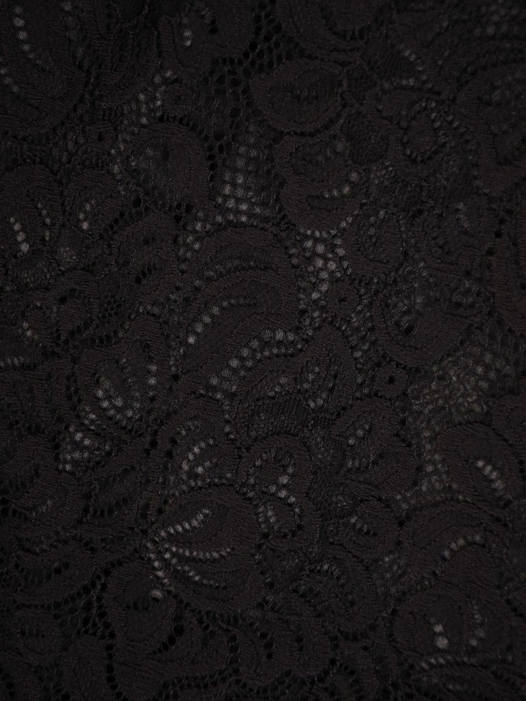 Elegancka czarna sukienka trapezowa midi w kwiaty – swobodny krój z ozdobnymi falbanami 27386