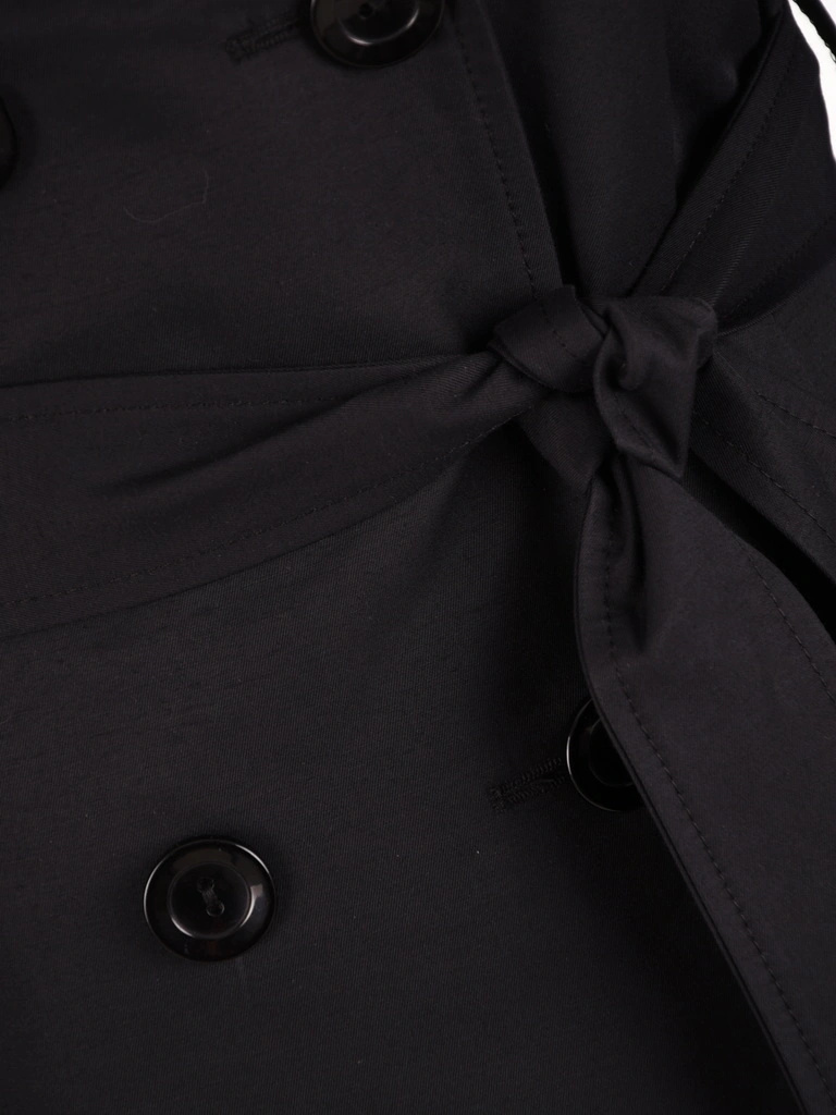 Czarny płaszcz damski dwurzędowy z kołnierzem – elegancki trencz z paskiem i pagonami 41291