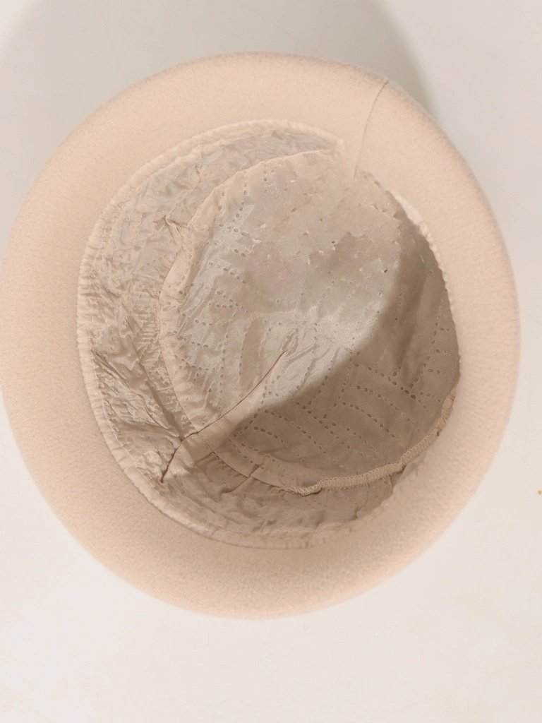 Beżowy kapelusz damski cloche z ocieplaną podszewką – elegancki fason z ozdobą z filcu i przeszyciami 40519