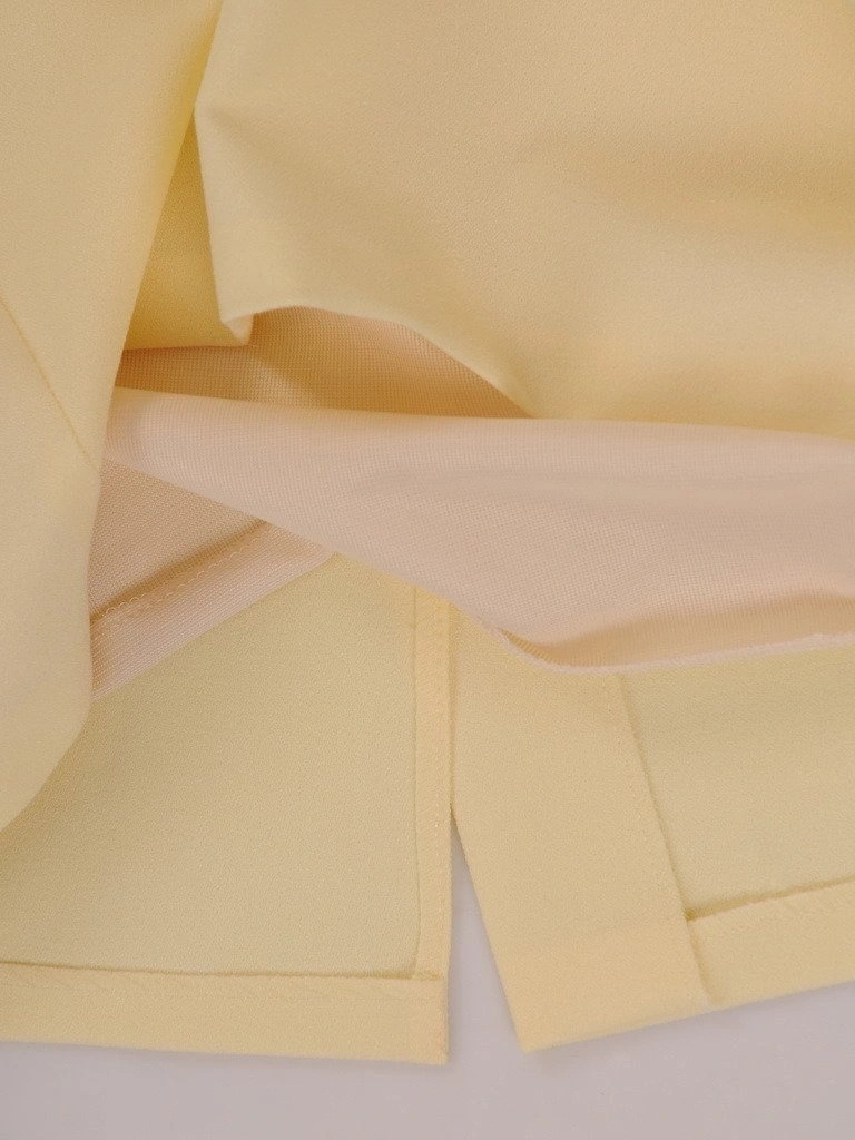 Żółta sukienka wizytowa w kwiaty – prosty fason z wyszczuplającymi przeszyciami 21482