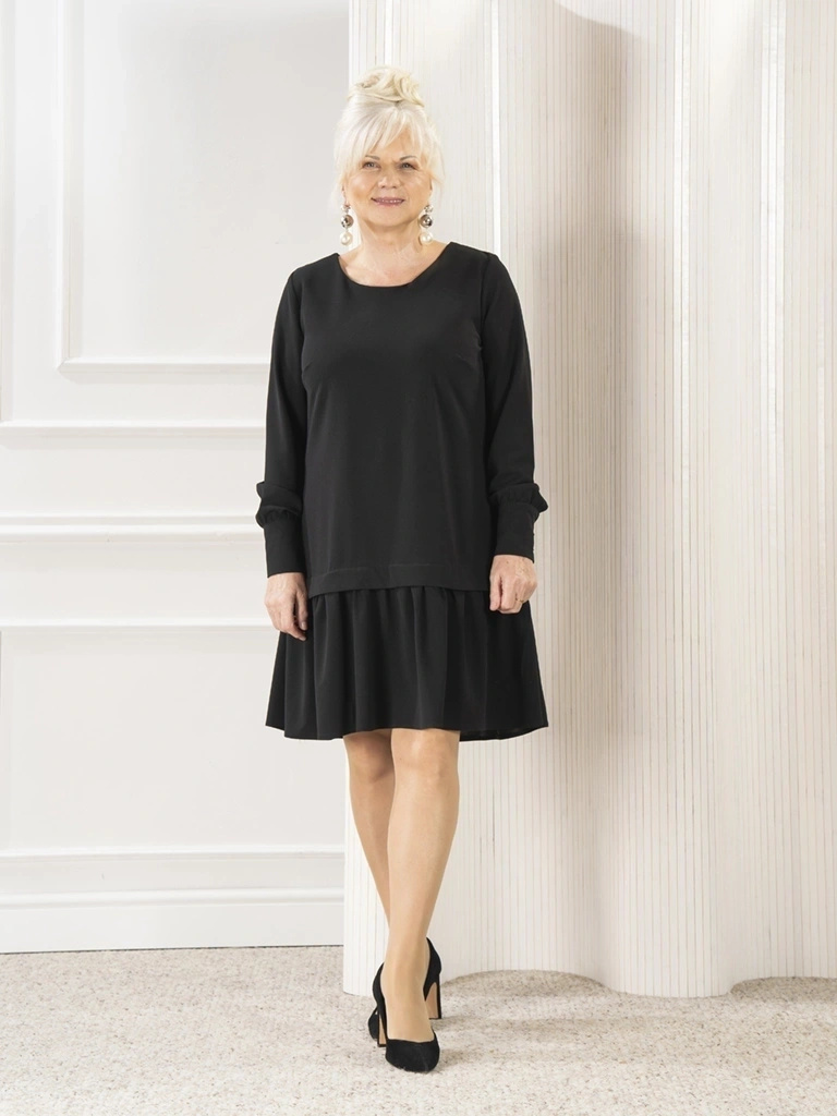 Czarna sukienka trapezowa z długim rękawem – elegancki fason midi z dekoracyjnymi guzikami 36792
