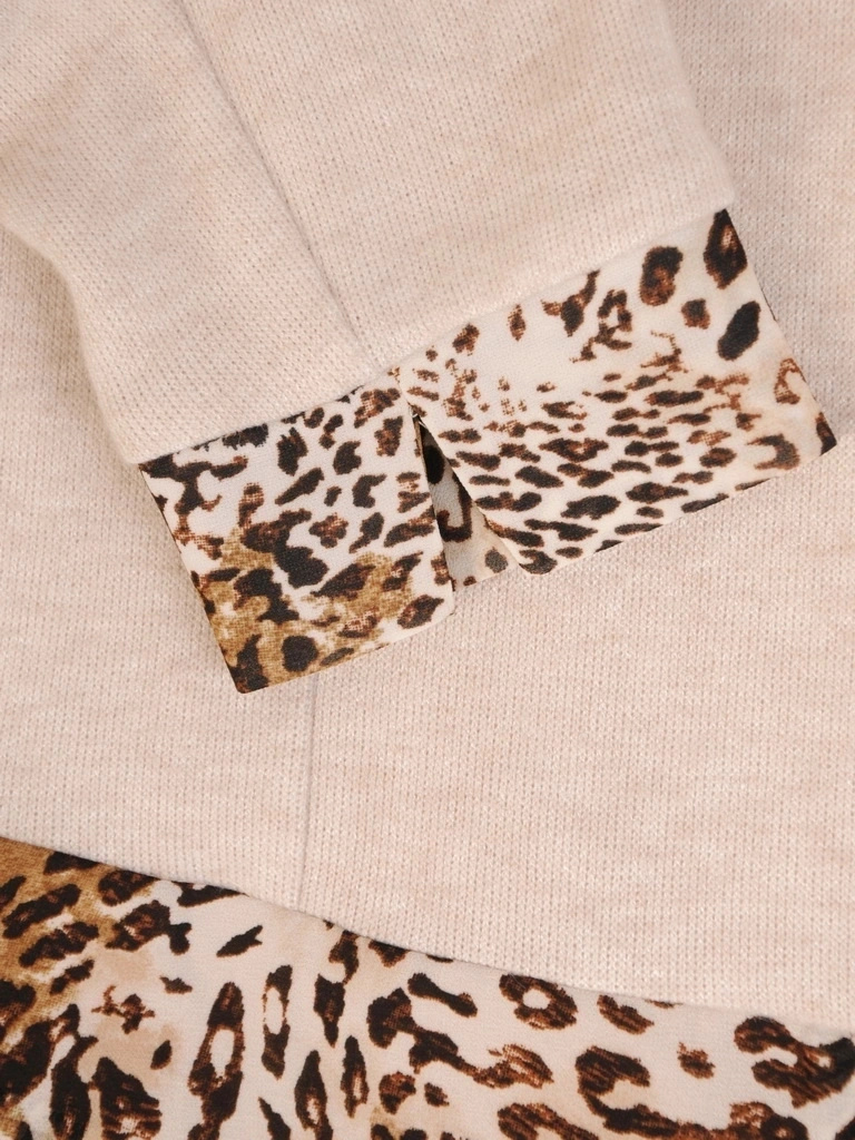 Prosta beżowa sukienka midi z akcentem animal print – maskująca baskinka i ozdobny kołnierzyk 34406