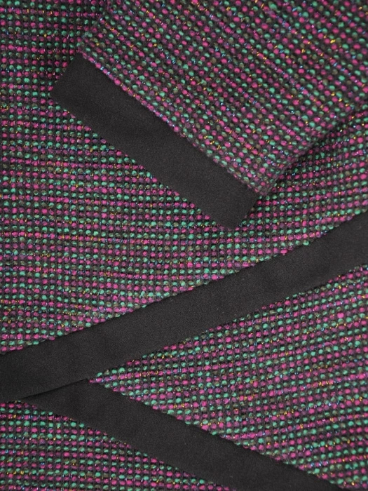 Elegancka czarna sukienka midi z rękawem 3/4 – optycznie wysmuklające wstawki i prosty fason 37090