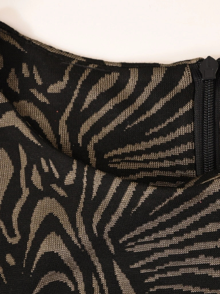 Elegancka czarno-beżowa sukienka midi we wzory – prosty krój z dekoltem łódka delikatnie wysmukla 40980