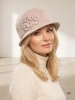 Elegancki kapelusz damski cloche jasny beż – ocieplany model z kwiatową aplikacją i regulacją 42387