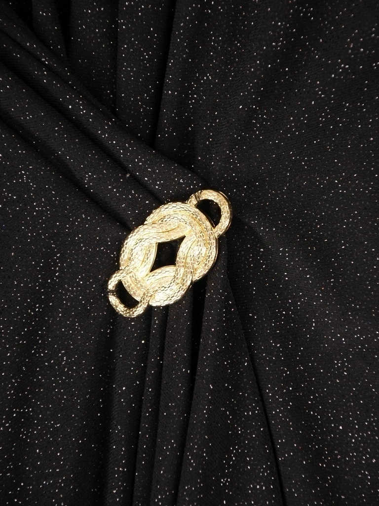 Elegancka czarna sukienka prosta z dekoltem w serek – wysmuklająca zakładka z broszką 37334