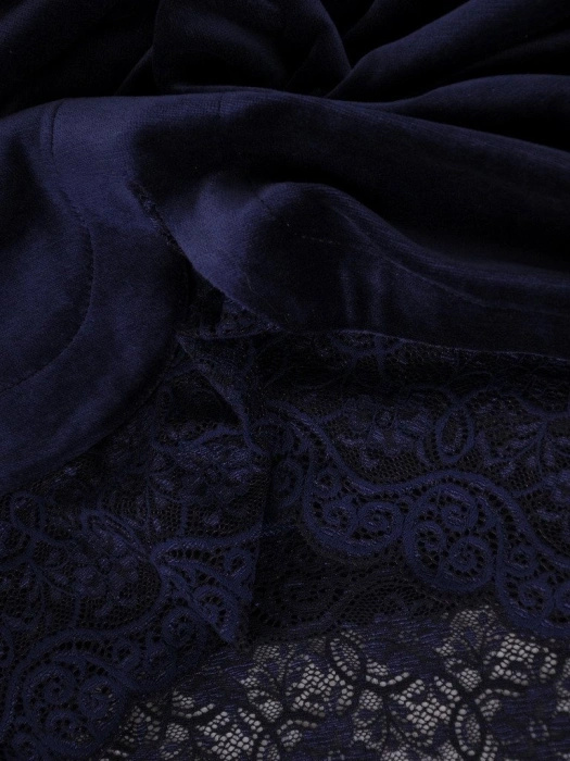 Elegancka granatowa sukienka na andrzejki i święta – prosty krój midi z koronkowym detalem i ozdobą 9552