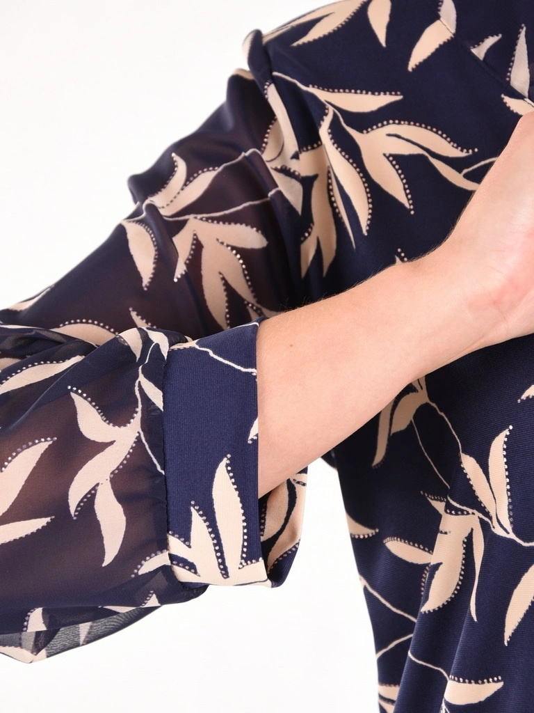 Granatowa bluzka damska w liście z dekoltem serek – prosty fason z rękawem 3/4 42128
