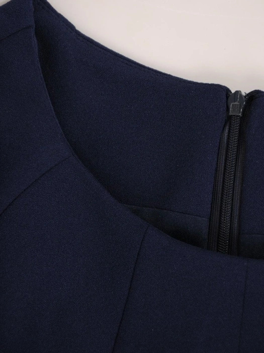 Elegancka granatowa sukienka trapezowa midi – wyszczuplające przeszycia, praktyczne kieszenie i broszka 18969