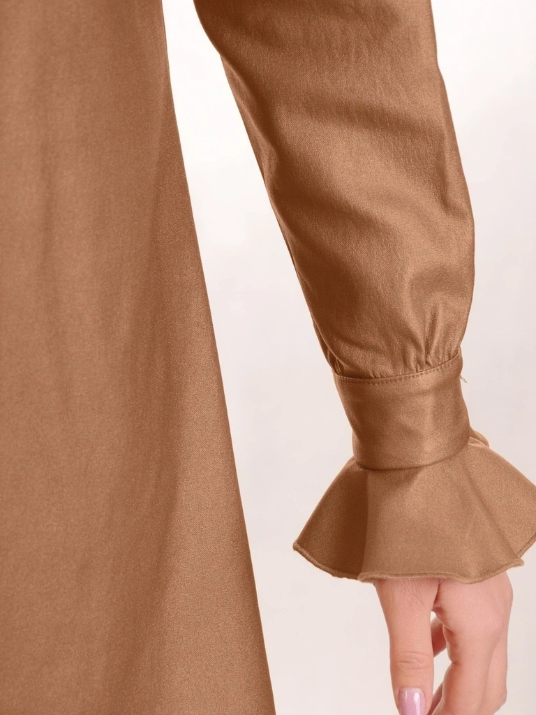 Elegancka sukienka trapezowa w odcieniu brązu – stylowy model midi z falbaną tuszujący niedoskonałości 31378