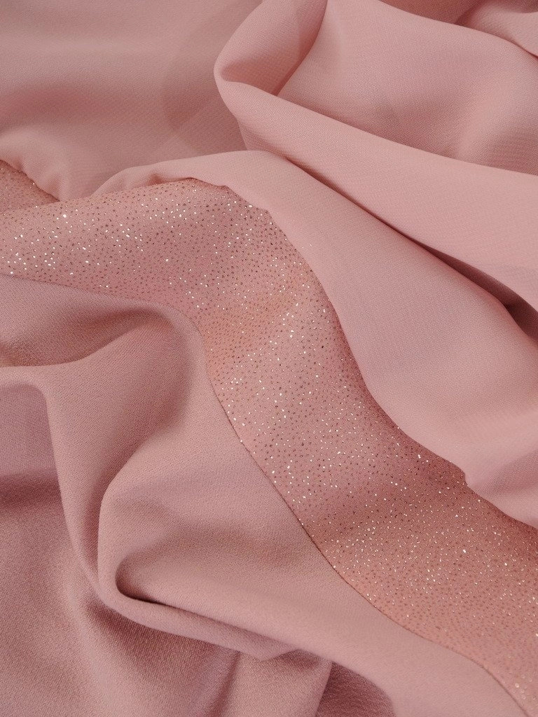 Różowa sukienka wizytowa na wesele – prosty fason z elegancką narzutką wysmuklający sylwetkę 22959