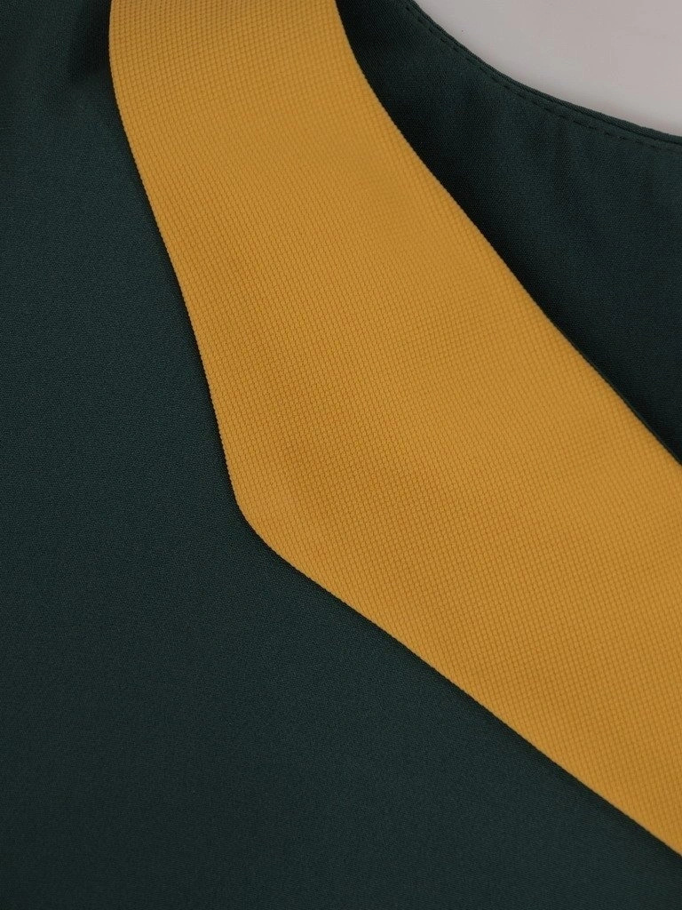 Zielono-musztardowa sukienka biurowa o prostym kroju – pionowe zaszewki wysmuklające sylwetkę 21978
