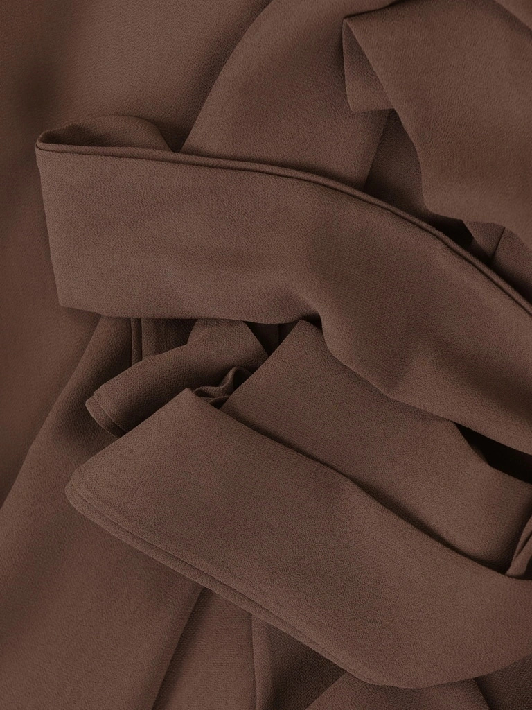 Elegancka brązowa sukienka midi z rękawem 3/4 – kopertowy dekolt i pas akcentujący talię 40247
