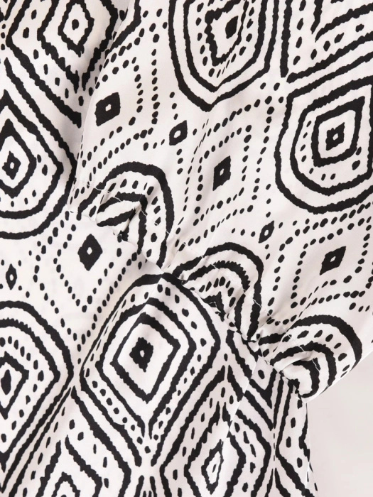 Elegancka bluzka wizytowa w czarno-biały print – prosty fason z wiskozy tuszujący sylwetkę 40174