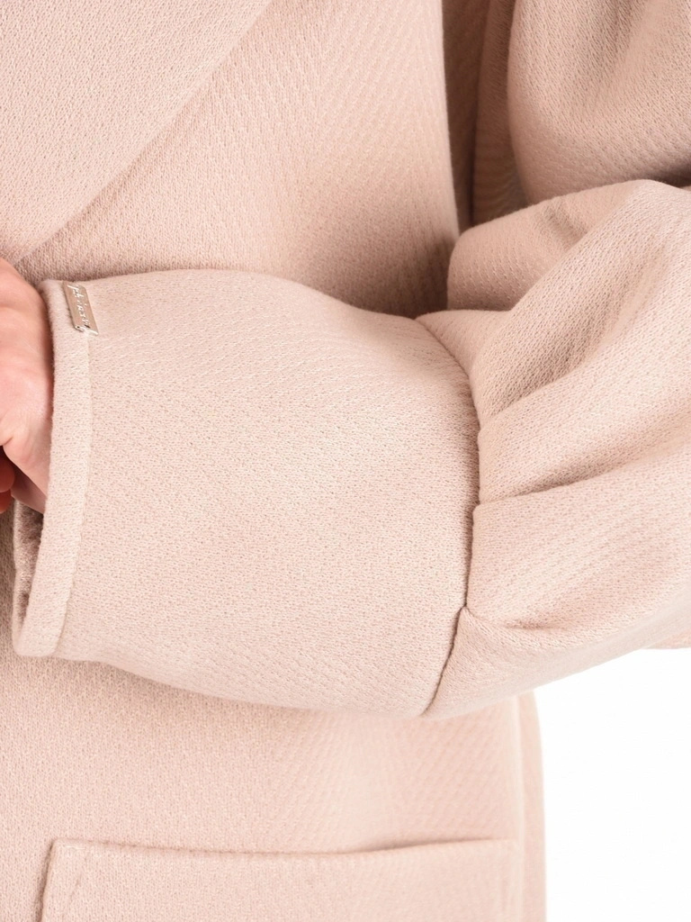 Elegancki beżowy płaszcz damski – klasyczny fason z kołnierzem zapinany na guziki 42082