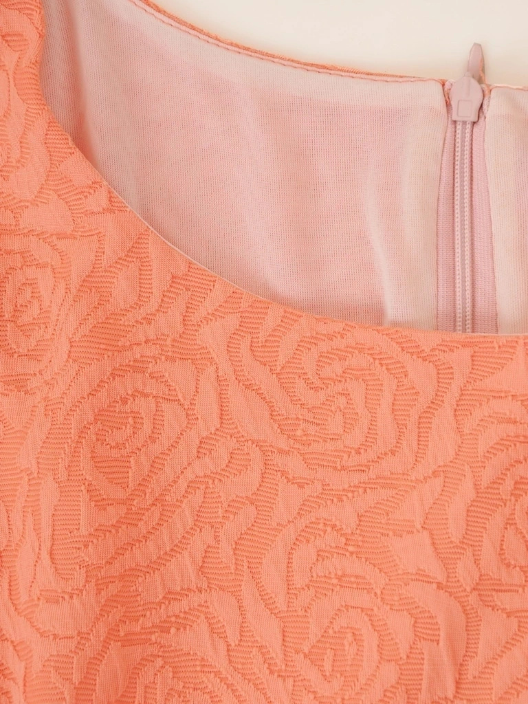 Elegancka sukienka maxi w kwiaty pomarańczowa – krój syrenka z paskiem akcentujący talię 37904