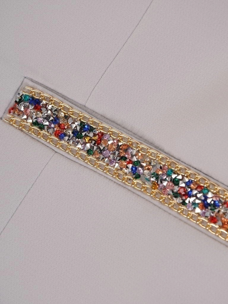 Elegancki szary żakiet damski do sukienki – prosty fason z biżuteryjnym zdobieniem 25760