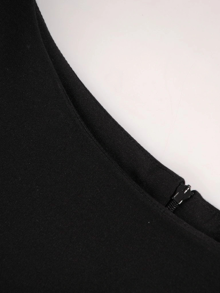 Prosta sukienka damska czarna midi do pracy – subtelne rozcięcia i modelujące zaszewki 18815
