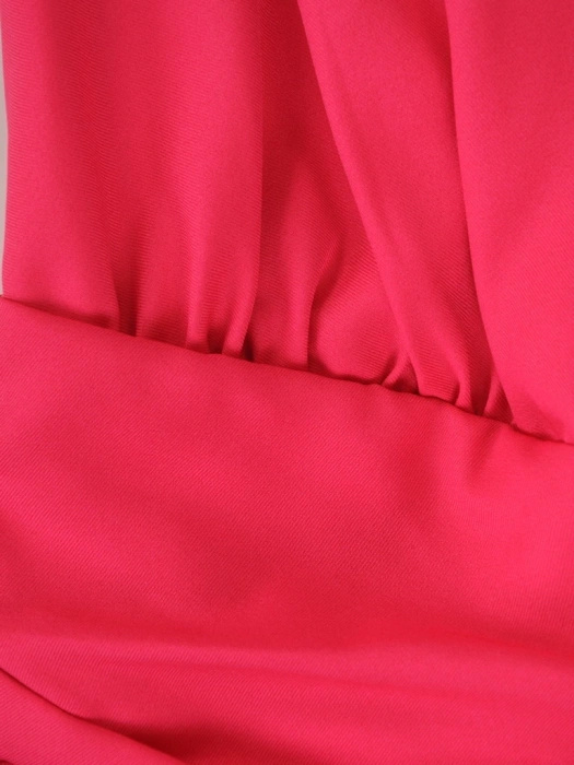 Elegancka suknia wieczorowa maxi w odcieniu amarantu – rozkloszowany dół z kobiecym wiązaniem 35948