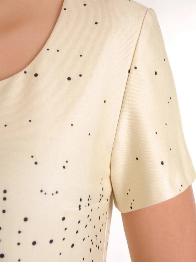 Elegancka pastelowa sukienka midi w grochy prosty krój – modelujące sylwetkę przeszycia na co dzień i do pracy 29813