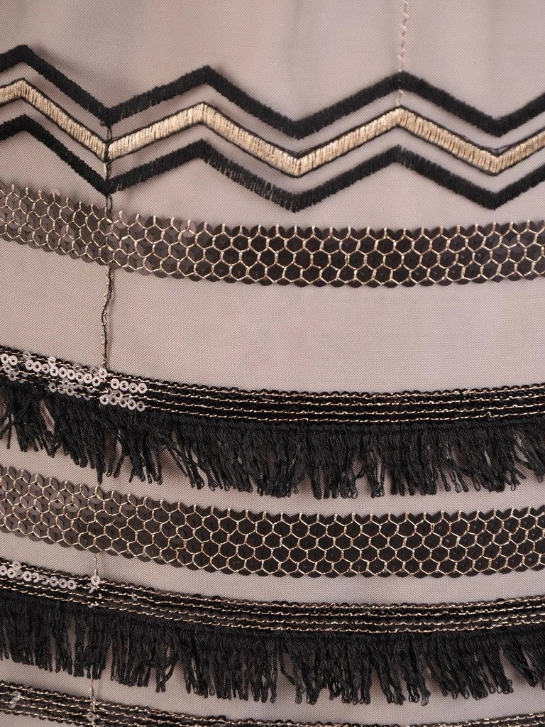 Czarno-złota sukienka koktajlowa midi o prostym kroju – subtelnie maskujący fason z błyszczącym akcentem 19101