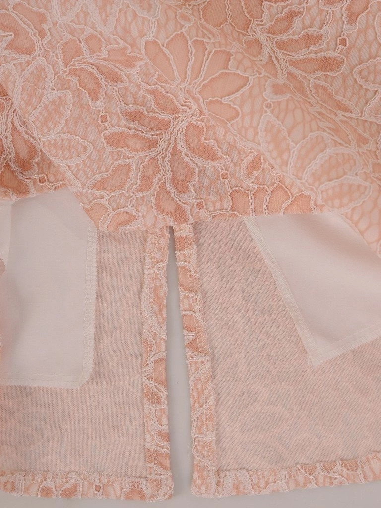 Elegancka sukienka wizytowa midi w kwiaty – prosty fason z modelującymi zaszewkami 21062