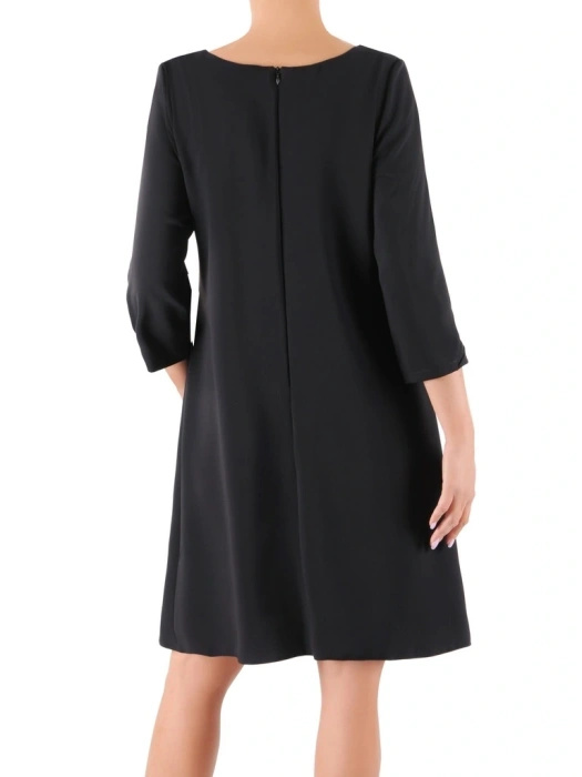 Elegancka czarna sukienka trapezowa midi z rękawem 3/4 – ozdobny dekolt i swobodny fason 38587
