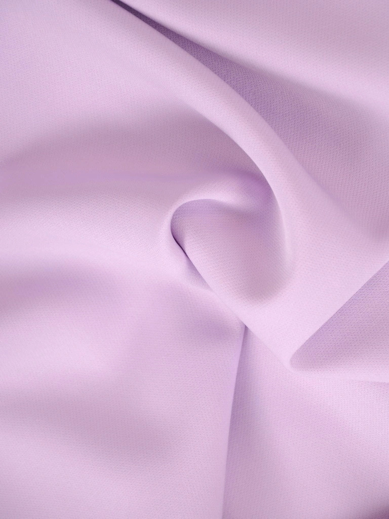 Elegancka liliowa sukienka wizytowa w kwiaty – prosty fason z wysmuklającymi zaszewkami 37974