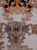 Piaskowa sukienka damska w ornamenty z dekoltem serek – prosty fason z ozdobną broszką 16609