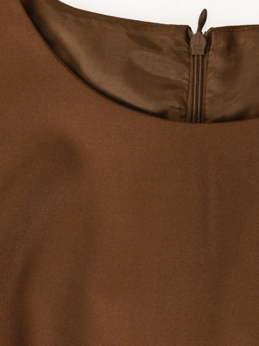 Elegancka brązowa sukienka rozkloszowana midi – kobiecy fason z paskiem modelującym figurę 40361